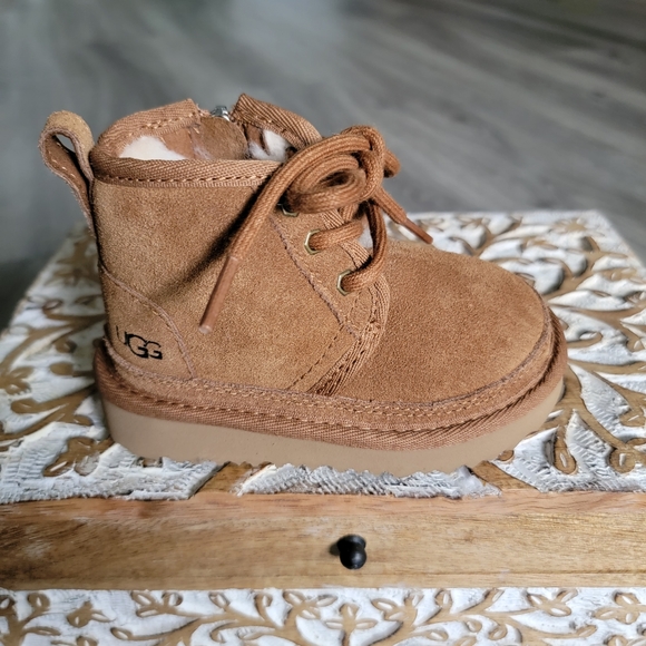 UGG Toddler Neumel Suede Boot - Picture 6 of 10